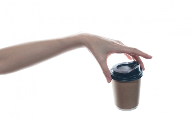 Main de femme tenant une tasse de papier café brun