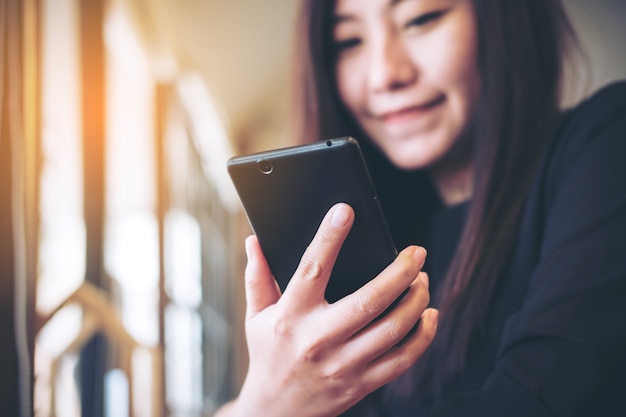 Main de femme tenant un téléphone intelligent