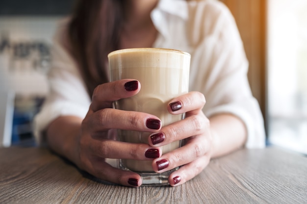 Main de femme tenant le verre