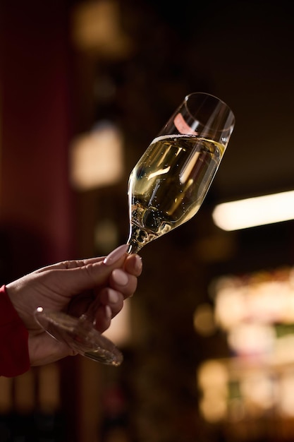 Photo la main d'une femme tient une coupe de champagne à la main