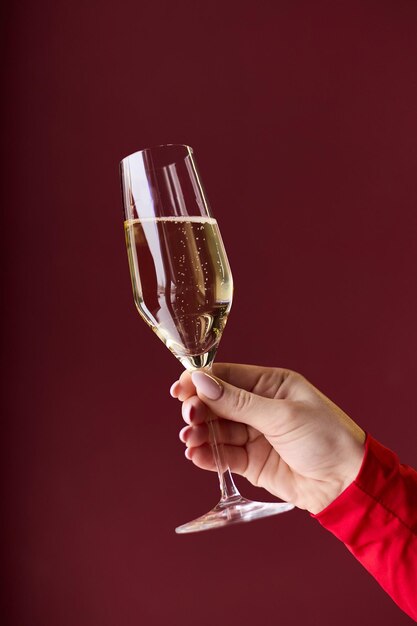 Photo la main d'une femme tient une coupe de champagne à la main