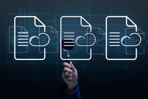 La main d'une femme tient une loupe et des documents holographiques dans le stockage en nuage