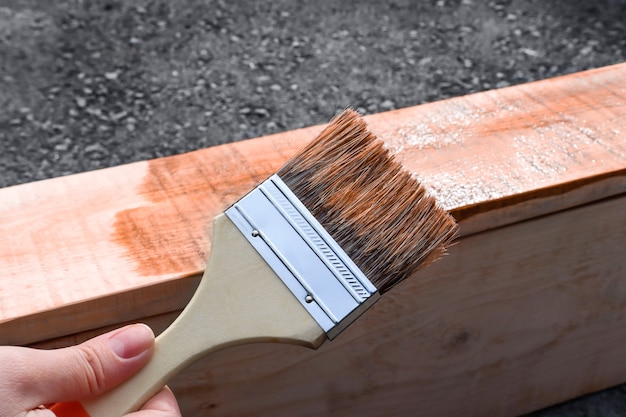 La Main D'une Femme Tient Un Pinceau Peinture Utdoor Meubles De Jardin Et Peinture