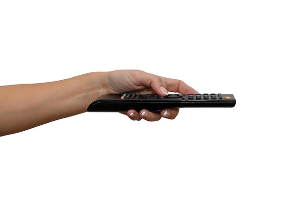 La main d'une femme tient une télécommande TV noire sur fond blanc