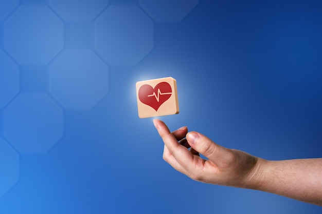 Main de femme touchant le cœur de l'icône médicale Concept de solution médicale de soins de santé Technologie médicale
