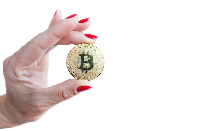 Main de femmes bitcoin or argent virtuel avec des ongles rouges doigts isolés sur fond blanc