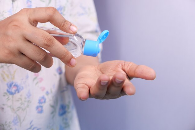 main de femmes utilisant un gel désinfectant pour prévenir les virus avec copie espace