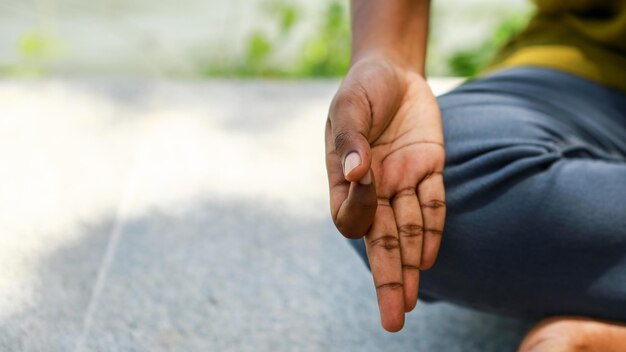 Photo la main d'une fille en position de yoga