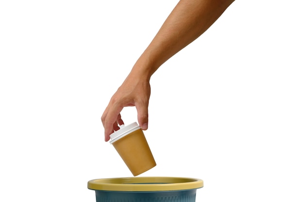 La main sur fond blanc jette une tasse jetable de café à emporter dans la poubelle. Recyclage et écologie.