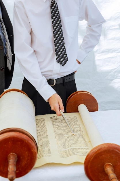 Main de garçon lisant la Torah juive à la Bar Mitzvah Bar Mitzvah Torah lisant le 5 SEPTEMBRE 2016