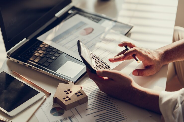 Photo main de gens d'affaires calculant les intérêts