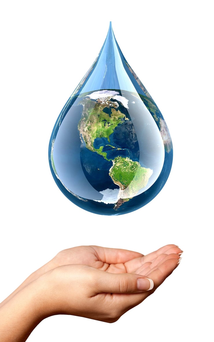 Photo main et goutte de terre