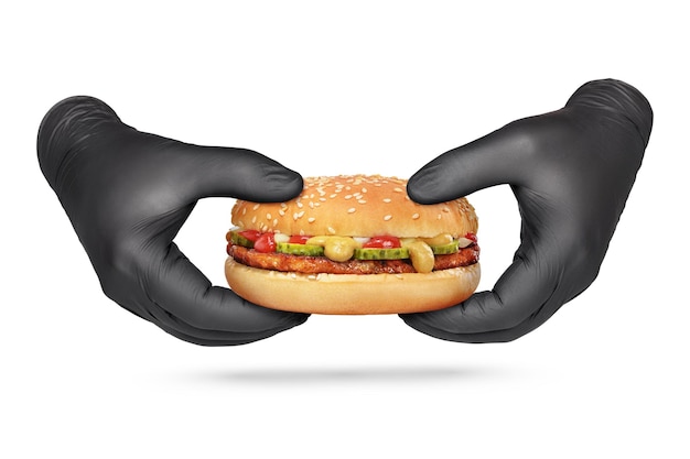 Main avec hamburger dans des gants noirs isolés sur blanc