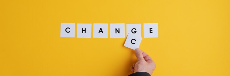 Photo main d'un homme d'affaires changeant le mot changement en chance.