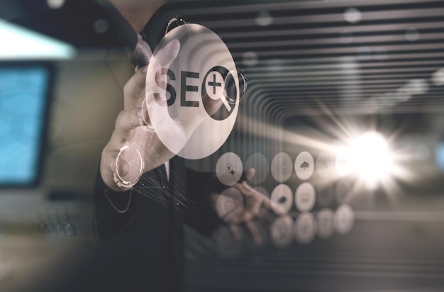 Main d'homme d'affaires montrant l'optimisation des moteurs de recherche SEO