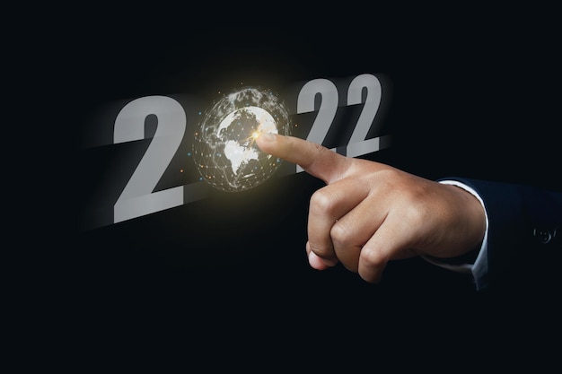 Main d'homme d'affaires pointant du doigt la connexion Internet mondiale virtuelle 2022 et l'Internet métaverse des objets De nouvelles idées ouvrent un nouveau monde qui se produira dans le futur en 2022