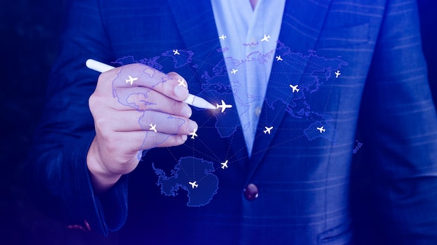 Main d'homme d'affaires poussant la mise en réseau de réservation de vol main appuyant sur la carte du monde bleu clair avec des itinéraires de vol concept de transport d'avion