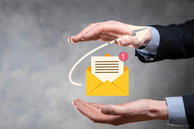Main d'homme d'affaires tenant l'icône d'e-mail Contactez-nous par e-mail de newsletter et protégez vos informations personnelles contre les spams Centre d'appels du service client contactez-nous concept