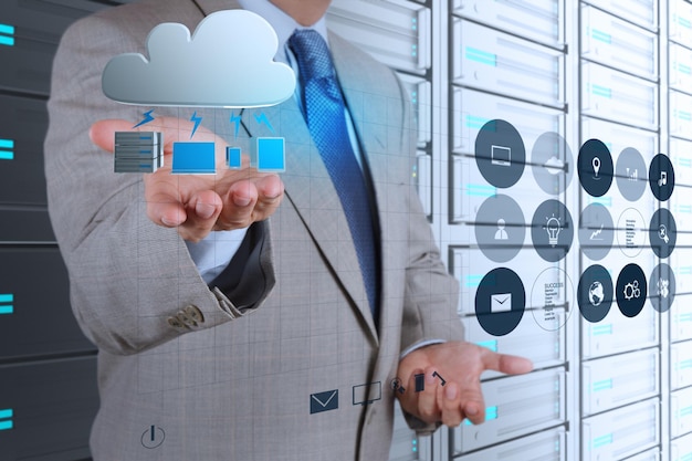 Main d'homme d'affaires travaillant avec un diagramme de Cloud Computing sur la nouvelle interface informatique