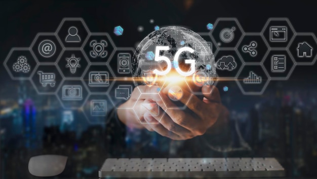 Main d'homme d'affairesGlobal connexion réseau 5G avec icône conc