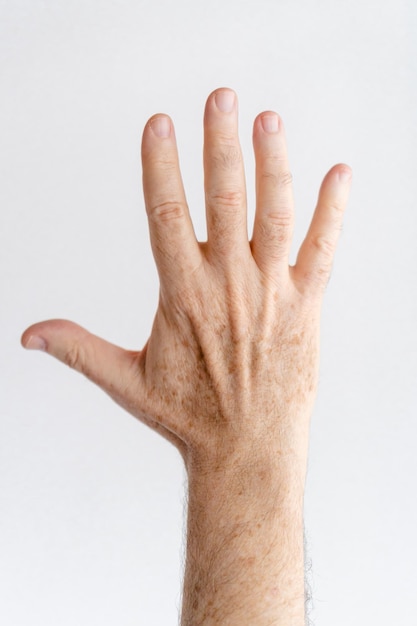 Main d'un homme âgé avec un fond blanc