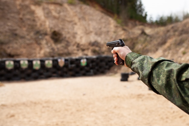 La main de l&#39;homme avec une arme à feu