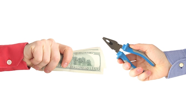 La main de l'homme avec des billets d'un dollar pour payer l'écriture. Affaires et finances.