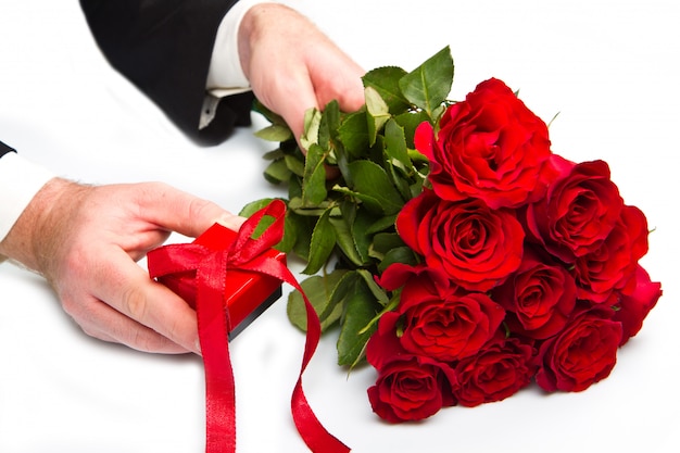 Main D'homme Avec Bouquet De Roses Rouges Et Coffret Cadeau