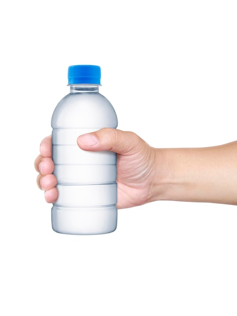 Une main d'homme avec une bouteille d'eau isolé sur fond blanc