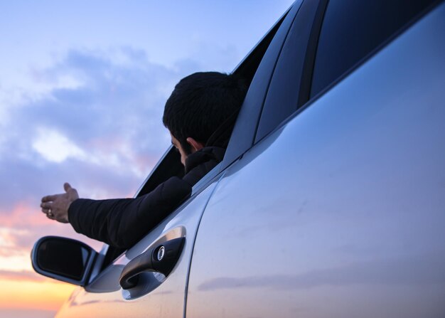 Main d'homme en colère dans la fenêtre de la voiture