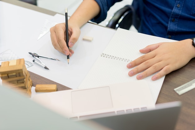 main de l&#39;homme d&#39;ingénierie à l&#39;aide d&#39;un crayon pour l&#39;écriture