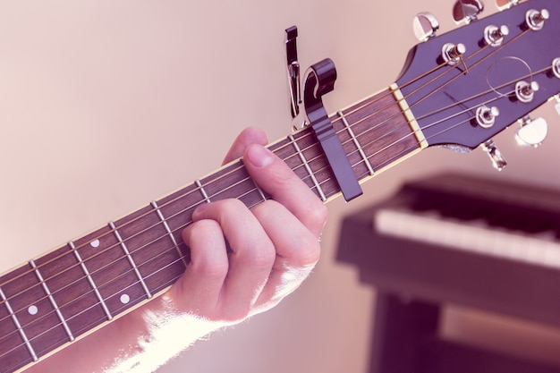 La main de l&#39;homme joue de la guitare