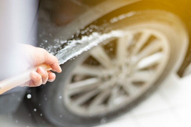 Main de l&#39;homme montrant la voiture de nettoyage