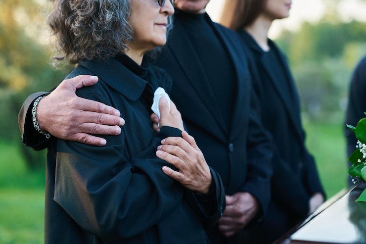 Photo main d'un homme mûr sur l'épaule de sa femme ou de sa sœur avec un mouchoir