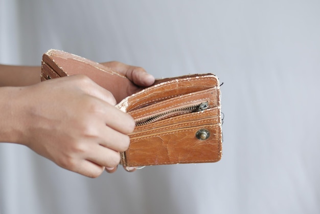 Main de l'homme ouvrir un portefeuille vide avec espace copie