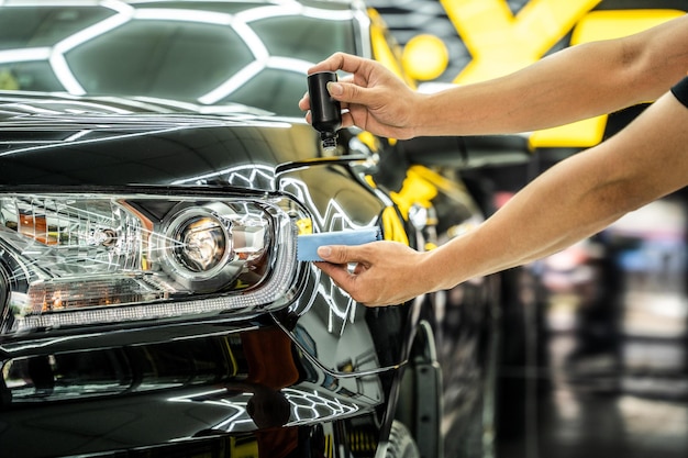 La main de l'homme s'occupe de l'entretien de la voiture au garage