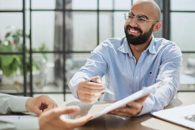 main d'homme signant un papier de contrat au bureau