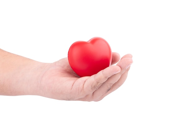 Main de l'homme tenant un coeur rouge pour donner à quelqu'un isolé sur fond blanc