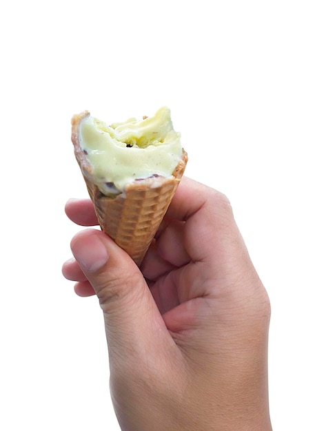 Une main d'homme tenant un cornet de crème glacée sur un fond blanc