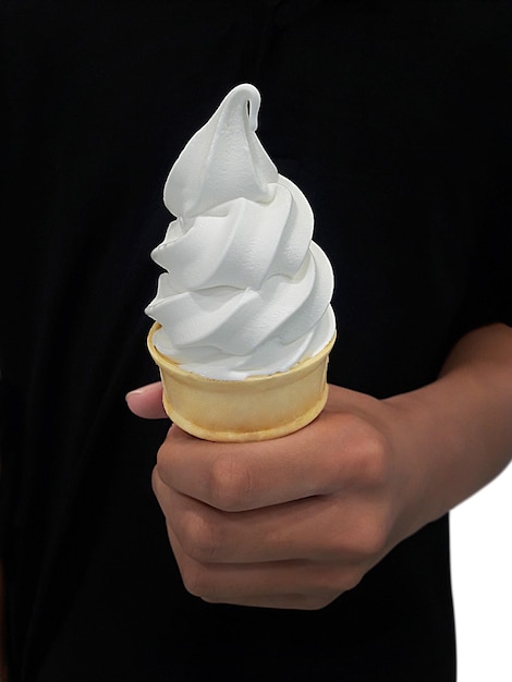 Une main d'homme tenant un cornet de crème glacée sur un fond blanc