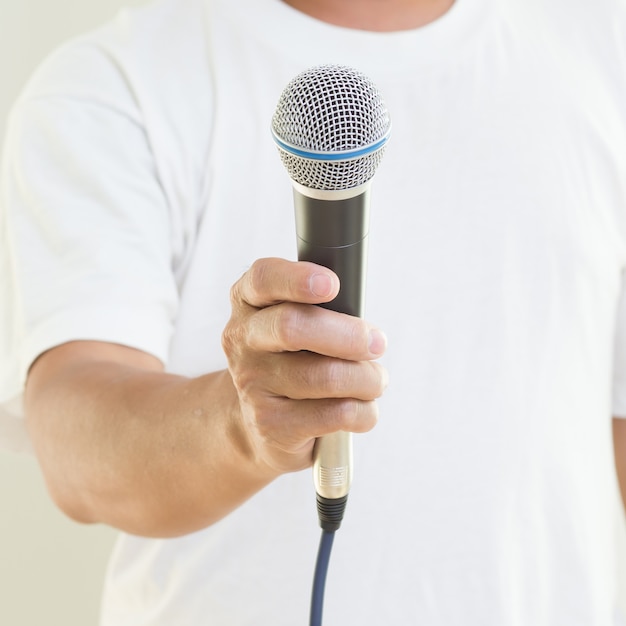 Main de l'homme tenant le microphone