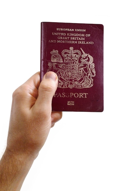 Photo la main d'un homme tenant un passeport britannique