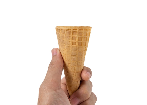 Main un homme tenir un cornet de crème glacée isolé sur fond blanc.