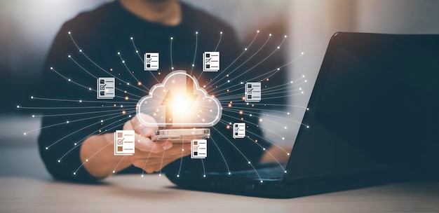 Main de l'homme tenir un smartphone avec une tablette et des informations sur les données sur le Cloud Computing Technology Internet Storage Network big data Grâce à la technologie Internet Partage de téléchargement et de téléchargement dans le cloud
