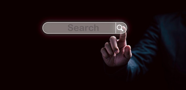 Main de l'homme touchant à l'icône de recherche de dépistage virtuel pour le concept de moteur de recherche Web.