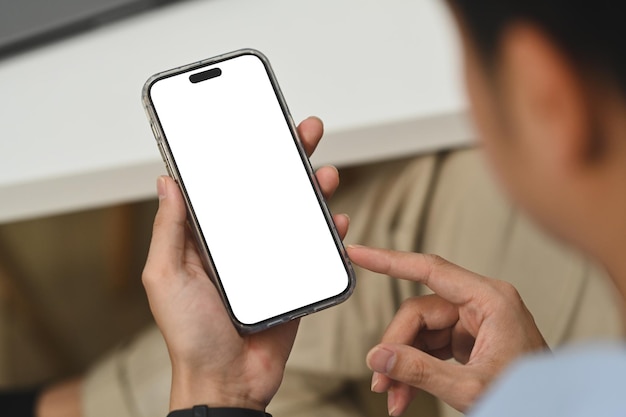 Main d'homme vérifiant les médias sociaux sur le téléphone mobile Vue rapprochée écran vide pour le montage d'affichage graphique