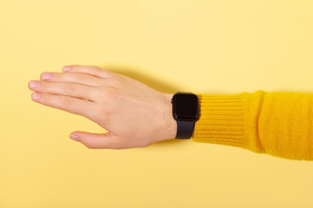 La main des hommes touchant la montre Apple sur la vue de dessus Peut être utilisée comme maquette