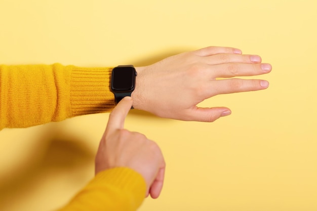 La main des hommes touchant la montre Apple sur la vue de dessus Peut être utilisée comme maquette