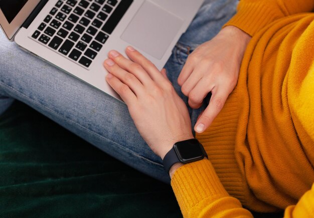 La main des hommes touchant la montre intelligente sur la vue de dessus Peut être utilisée comme maquette