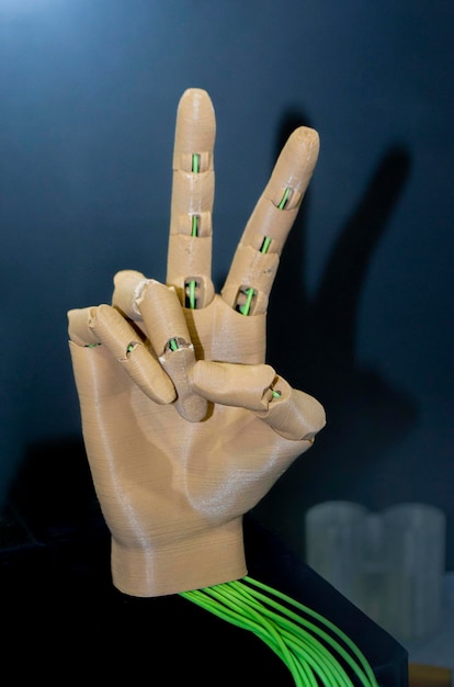 Main humaine brune sur d imprimé gros plan un prototype d'objet d'une main humaine avec des cheveux imprimés par adp